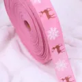 Rosa Weihnachtsband Rolle mit Schneeflocken und Rentier Mustern für Geschenke und Deko. - Rosa Rentier Schneeflocke / 2m