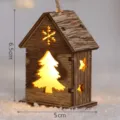 Holz Weihnachts-Haus Anhänger mit warmem Licht, Baum und Stern Ausschnitt, 6.5x5cm. - Kleines Haus Licht - Weihnachtsbaum