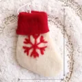 Mini Weihnachtsfilz Strumpf Ornament, rot-weiß mit Schneeflockenmuster, Hänge-Dekoration. - Weißer Wollstiefel