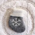 Filz Weihnachtssocke Ornament Mini Hängende Socke mit weißem Schneeflocken Design Baumbehang - Graue Wollsocken