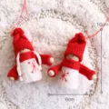 Weihnachtliche gestrickte Holzpuppe Hängeornamente Paar, festliches rotes Mütze Schal Design, 10x6cm. - Rote Puppe (2er-Set) / 2 Stück/Set