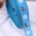 Blaues Weihnachts-Druckband mit Schneeflocken und Rentieren für Geschenkverpackung. - Blaues Rentier Schneeflocke / 2m