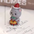 Süßes graues Katzen-Harz-Weihnachtsornament mit Weihnachtsmütze und Trommel für Tisch. - Weihnachts-Kätzchen