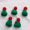 Mini berretto di Natale lavorato a maglia con pon-pon rosso, perfetto per decorazioni natalizie. - Verde