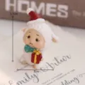 Niedliche Weihnachts Harz Schaf Figur mit Weihnachtsmütze und Geschenk Deko 5.5cm - Weihnachts-Schaf