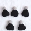 Set di 5 mini cappelli a maglia neri con pon pon grigi per decorazioni fai da te. - Nero