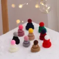 Colorato mini cappello natalizio lavorato a maglia con pon-pon, variante decorativa festa. - Multicolore