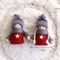 Süßer gestrickter Weihnachts puppen Anhänger mit Holzstern, kleine Hängedeko für Feiertage. - Graue Puppe (2er-Set) / 2 Stück/Set