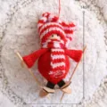 Weihnachten gestrickte Skifahren Puppe Ornament rot weisse Wolle Anhänger für Baum Deko - J-Stil (1 Stück) / 1 Stück