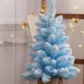 Blauwe geflokte mini kerstboom voor feestelijke huisdecoratie, winterse tafelpresentatie. - Besneeuwde boom, 60 cm / Meerblauw