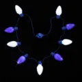 Nahaufnahme einer LED Leuchtkette mit blau-weißen Retro-Glühbirnen in Herzform für Party Deko. - 9 LEDs Halskette