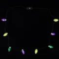 LED Leuchtkette Detailansicht mit mehrfarbigen Ananas-Glühbirnen und kleiner Steuerbox. - Ananas Perle Leuchtstil / bunt