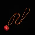 Detailansicht der leuchtenden Halloween Kürbis Halskette mit hellem roten LED Effekt. - Kürbisform (Halskette) / Orange