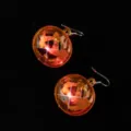 Nahaufnahme Detail der transparenten orangefarbenen Halloween Kürbis Ohrringe für Party. - Ohrringe / Orangefarbene Kürbis Ohrringe