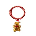 Dettaglio del braccialetto di omino di pan di zenzero di Natale con perline rosse e ciondolo. - Bracciale Omino di Pan di Zenzero / Rosso
