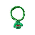 Primo piano del braccialetto di perle natalizie verdi con ciondolo maglione luminoso. - Bracciale Maglione di Natale / Verde
