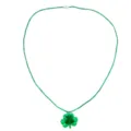 Detailansicht der grünen LED Kleeblatt Kette für den St. Patricks Day mit Plastikanhänger. - Kleeblatt Anhänger Halskette / Grün