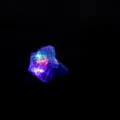 Nahaufnahme des blinkenden Sternrings mit bunten LED-Lichtern, die im Dunkeln leuchten. - Saphirblau