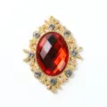 Primer plano detallado de botón de aleación de diamantes de imitación rojos para manualidades. - Base Dorada - Rojo Oscuro