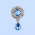 Vista detallada de componente broche flor strass aleacion vintage con gotas de cristal azul. - Azul claro