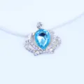 Detailaufnahme des blauen Strass-Kronen Legierungs-Zubehörs, glänzendes Kristall DIY. - Seeblau