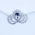 Detailopname van een sprankelende strass kroon druppel legering DIY accessoire voor hoesjes. - Wit