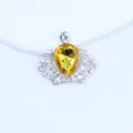 Detailansicht von Strass Krone Legierung DIY Schmuck Accessoire mit gelbem Kristallstein. - Goldgelb