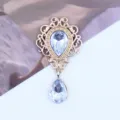 Goudkleurige legering druppelhanger met lichtblauwe kristallen strass, vintage DIY sieraden. - Wit