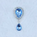 Detalle de primer plano del colgante de estrás en lágrima plateada con cristal azul DIY. - Azul claro