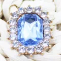 Primer plano de botones de cristal azul con estrías, accesorio decorativo DIY para zapatos. - Azul claro