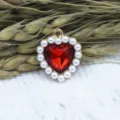Detalle de primer plano del colgante de aleación de perla de corazón rojo para joyería DIY. - Rojo Brillante