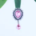 Gros plan détail du pendentif en strass d'alliage et goutte acrylique rose pour loisirs créatifs. - Rose Clair