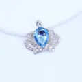 Vista detallada de accesorio de joyería de corona con diamantes de imitación para manualidades. - Azul claro