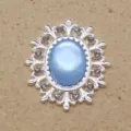 Primer plano detalle del botón decorativo de resina ojo de gato estrás aleación ovalado. - Azul claro