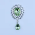 Primer plano detalle del colgante de aleación de plata strass cristal verde para accesorio. - Verde claro