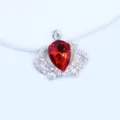Accesorio DIY corona pedrería roja metal, dije cristal brillante para ropa y bolsos. - Rojo Brillante