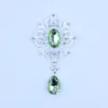 Zilverkleurige legering bloem strass hanger DIY sieraden accessoire met groene druppel. - Lichtgroen