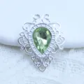 Detailopname van een groene druppelvormige edelsteen holle legering DIY sieraad hanger. - Lichtgroen