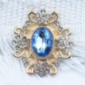Vista detallada de boton de flor con estrases dorados para manualidades y ropa DIY. - Azul claro
