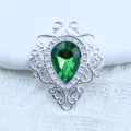 Close-up van vintage zilveren legering hanger met groene druppel kristal diy sieraden. - Donkergroen