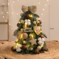 Kleine Weihnachtsbaum Tischdekoration mit LED-Lichtern, Tannenzapfen und Schleife für Zuhause 40cm - Kaffee Baumwolle Norbesone 40cm