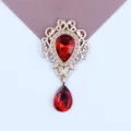 Gouden legering broche met rode acryl druppel strass, vintage DIY kleding accessoire hanger. - Rood