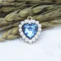 Colgante de corazón de cristal azul con borde de perlas, accesorio ideal para joyería DIY. - Azul claro