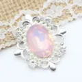 Vue détaillée d'une breloque en alliage avec strass rose et fausses perles pour créations DIY. - Rose Clair