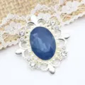 Gros plan sur broche ovale en alliage argenté et strass pierre bleue accessoire DIY. - Bleu Marine