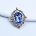 Detalle de hebilla decorativa de diamantes de imitación dorados para lazos DIY y accesorios. - Azul claro