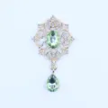 Close-up detail van groene strass druppel legering hanger decoratief accessoire voor kleding. - Lichtgroen