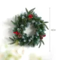 Ghirlanda di Natale con pigne e bacche rosse, effetto neve, decorazione sospesa da 40 cm. - Ghirlanda di Pigne e Bacche Rosse / 40CM / Multicolore