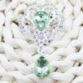Broche colgante de flor de aleación plateada con cristal de lágrima verde claro y pedrería. - Verde claro