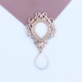 Gouden legering vintage filigraan hanger met witte druppel acryl DIY sieraden accessoire. - Steenwit